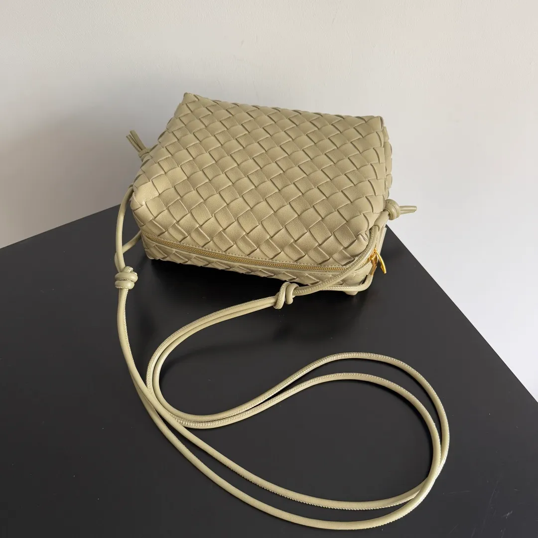 Batch 1260 𝗕𝗼𝘁𝘁𝗲𝗴𝗮 𝗩𝗲𝗻𝗲𝘁𝗮———— The latest version of the loop camera bag💥 at BV’s King of Cost-Effectiveness counter, large woven texture➕As always, ultra-high-quality lambskin, with zippers and adjustable drawstrings, it is especially suitable for the belly💫It can hold anything, and it is very light in weight, suitable for🈴️girls of all ages, size: 22*15*8cm, style number: 680255
